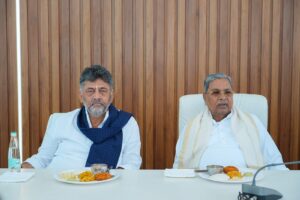 ಉಪಹಾರ ಸಭೆ ಆರಂಭ: ಸಿಎಂ ಕಾಲಿಗೆ ಬಿದ್ದು ಆಶೀರ್ವಾದ ಪಡೆದ ಡಿಕೆ ಶಿವಕುಮಾರ್!