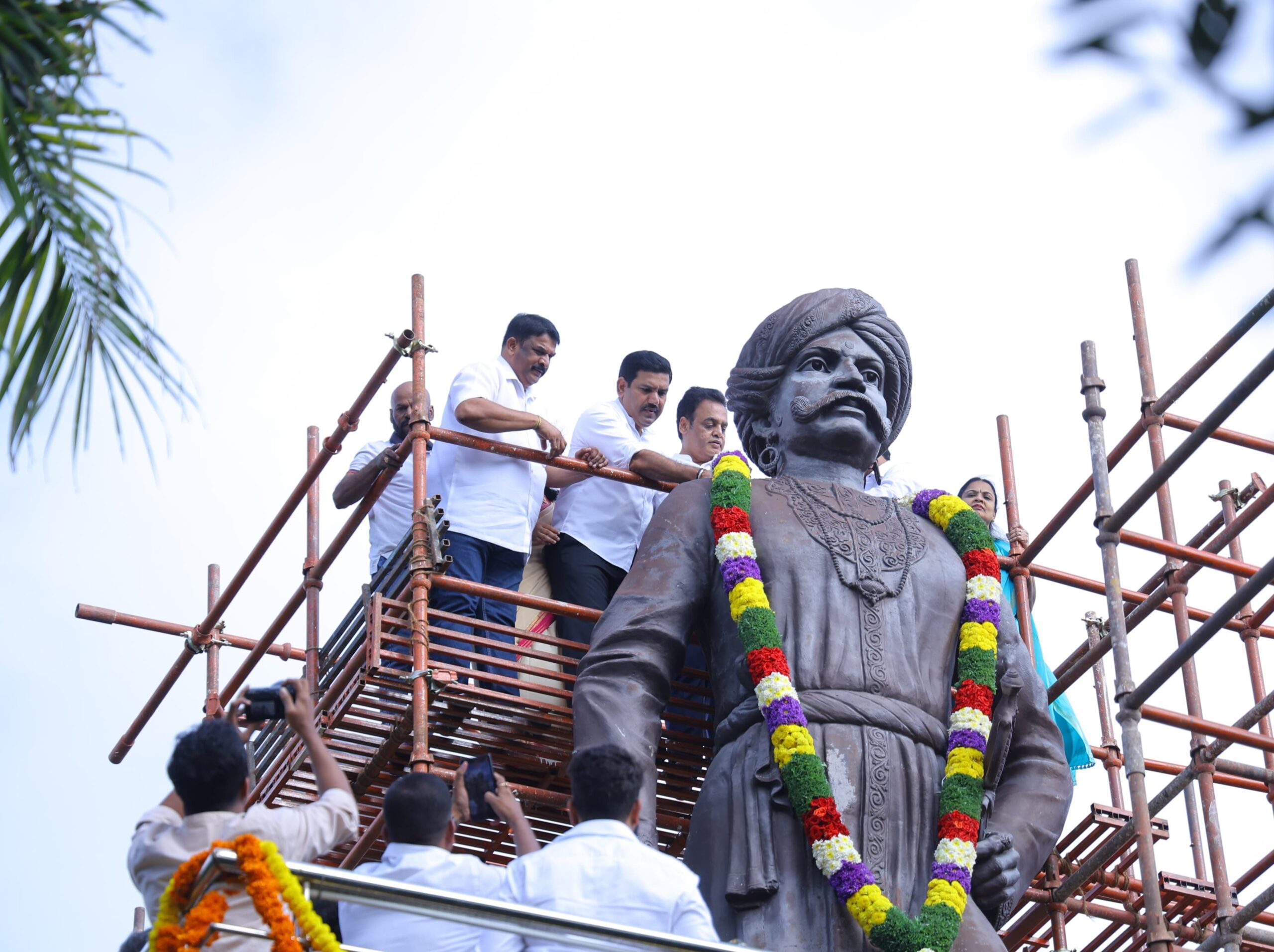 ನಾಡಪ್ರಭು ಕೆಂಪೇಗೌಡರ 517ನೇ ಜನ್ಮದಿನೋತ್ಸವ: ಪ್ರತಿಮೆಗೆ ಮಾಲಾರ್ಪಣೆ!