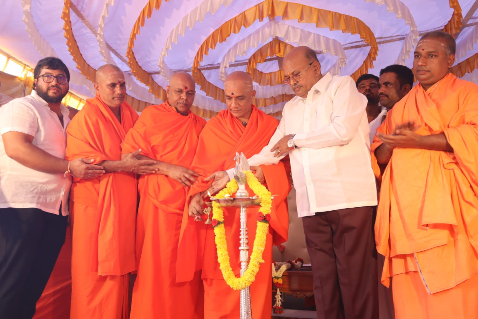 ಹೆಚ್ ಎಂ ರೇವಣ್ಣ ಮತ್ತಿತರರು